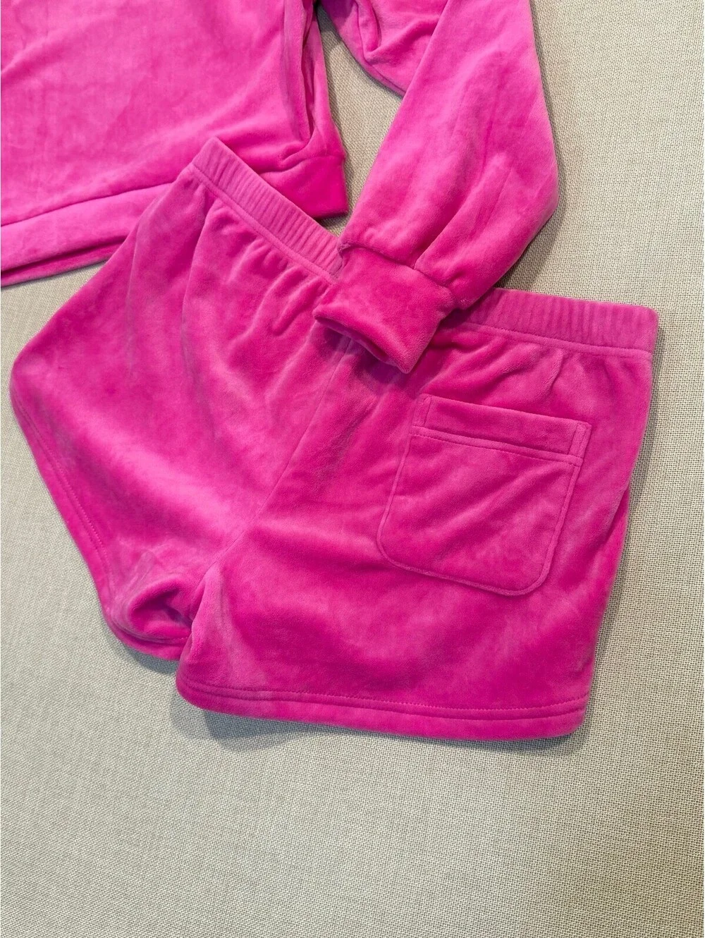 UGG Beckner Cropped Sweatshirt Small & Valerius Shorts in sonic pink. Size Small